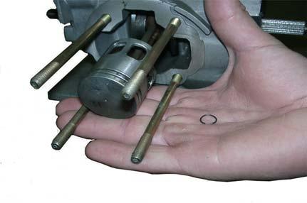 四 ENGINE SYSTEM PISTON RING INSTALLATION Clean the piston ring grooves thoroughly. Install the piston ring. NOTE: Avoid piston and piston ring damage during installation.