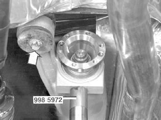 4(11) Note! Before removing the propeller shaft from the driver:carefully mark the position of the propeller shaft in relation to the driver. Check also whether balancer bolts are fitted.