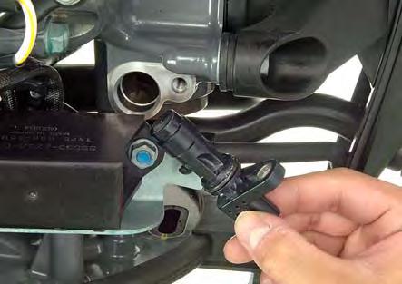 Apply engine oil to a new O-ring (4) and install it to the CMP sensor.