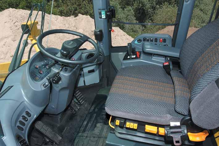 The easy-to-work hydraulic operating controls on the multi-adjustable hydraulic console makes it possible to operate the wheel loader conveniently and ergonomically.