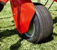 additional wheel enables improving the raking quality on undulating grounds.