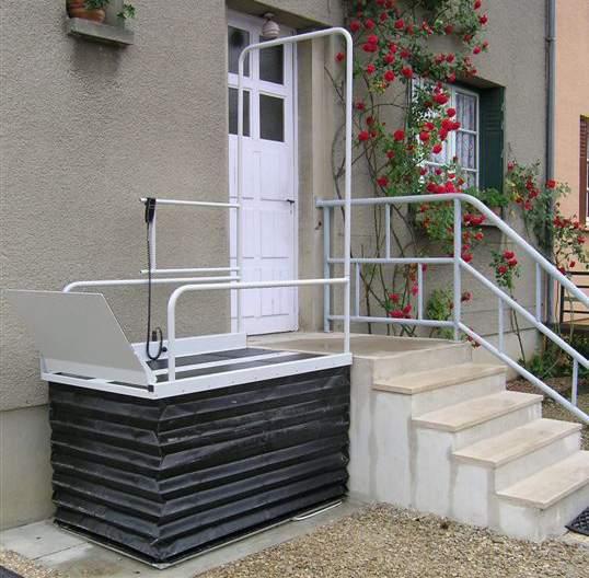 230V / 50 60Hz Main options of the Liftboy 1 and 2 Indoor and outdoor version Any RAL colour possible Gravity access ramp Gate on the upper