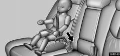 COMFORT ADJUSTMENT 16R140 1. Sit the child on a booster seat.