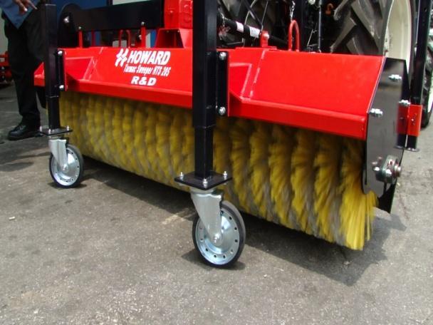 SWEEPING POSITION DISPOSAL/SWEEPING AT THE RIGHT HAND SIDE OF TRACTOR DISPOSAL/SWEEPING AT THE LEFT HAND SIDE OF TRACTOR ADJUSTMENT OF BRUSH HEIGHT With the SWEEPER standing on a