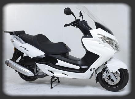 710mm seat height & protective windscreen Comfortable seating for 1 or 2 with 150kg load capacity 250CC RY300T Avoid high fuel prices - Ride a Scooter!