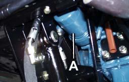 Odstranite izpustni vijak za olje na dnu spodnjega dela korita za olje in ga obrišite. (b) Zamenjajte izpustni vijak ter nalijte 6,4 l olja v motor (menjava s filtrom). Sl.