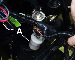 11) 1. Stikalo za vžig obrnite v položaj VKLOP (vendar ne poženite motorja). 2. Odprite odprtino za zrak (A), ki se nahaja ob strani črpalke za vbrizgavanje in tako omogočite uhajanje zraka. 3.
