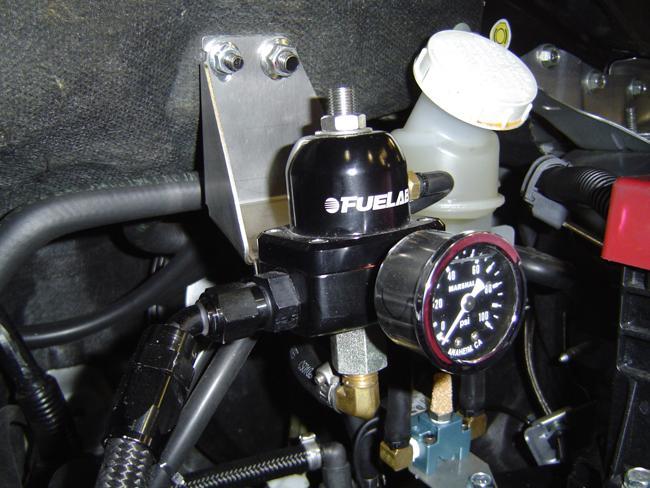 4) Mount the fuel pressure regulator assembly as shown below,