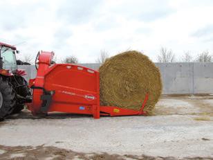 The tailgate has a dished profile for more effective bale holding while the twine is removed 1.