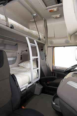 driver's seat and the extra storage space against the rear wall. COMFORTABLE The cabin floor at a height of just 1.48 m guarantees easy access.