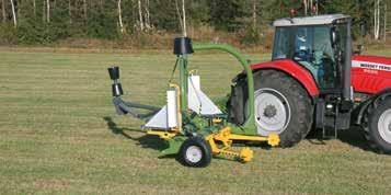 In work mode, the machine is partly trailed on the right side of the tractor supported by its outer wheel and three-point mounting connection.