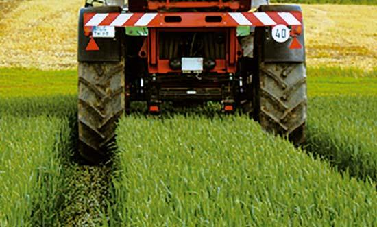 MORE OPTIONS FOR YOUR BENEFIT MICRO-GRANULAR FEED ROLLERS Due to optional micro-granular feed rollers, the AGT pneumatic spreader can also distribute with high precision slug pellets, fi ne seeds or
