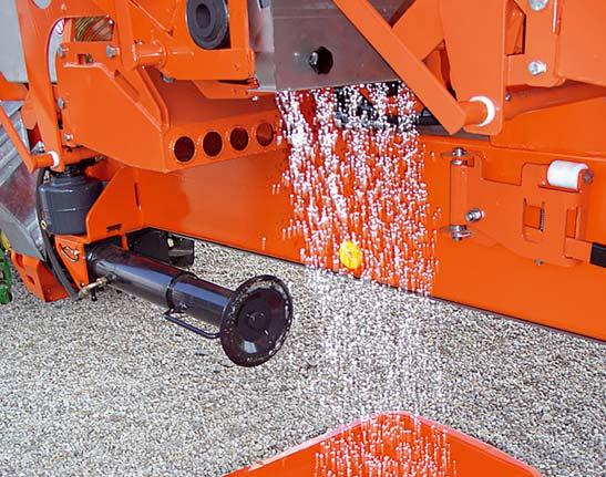 These are hydraulically driven at a speed proportional to the actual groundspeed. You can control the application rate by changing the rotation speed of the rollers. Maximum fl ow of up to 250kg/min.
