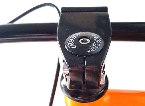 Tighten the top screw and also both screws on the side (arrows). It is important that the handle-bar sits tightly so that it won t move while riding it.