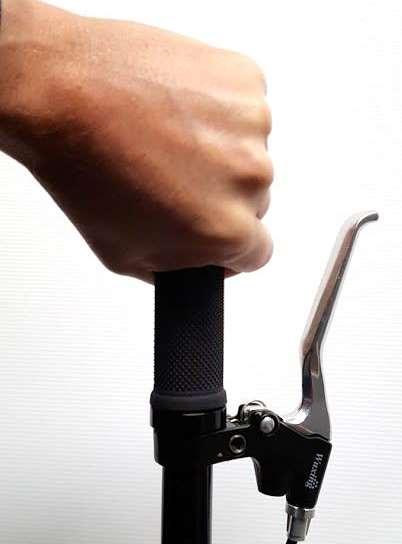 Incorrect: Do not hold the handle-bar at its end. This increases risk of injury.