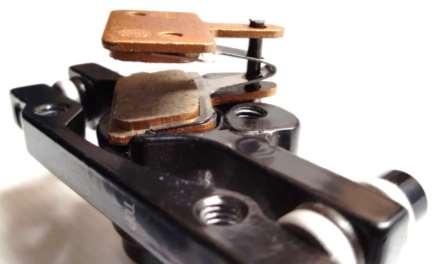 P P C 3)Take off the two brake pads (P) and the metal clip (C) 4) Remove the old brake pads