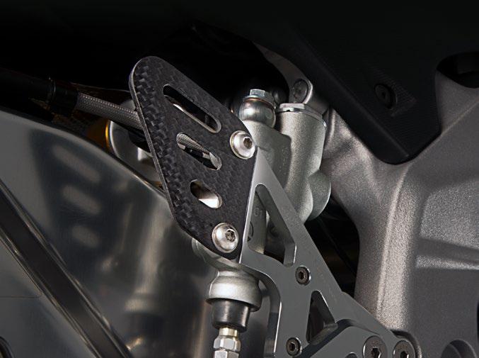 895395 CARBON Component from polished carbon fibre (with matte finish). Fits onto the standard swingarm for sportier looks evocative of the RF version. Weight saving. Homologated for road use.
