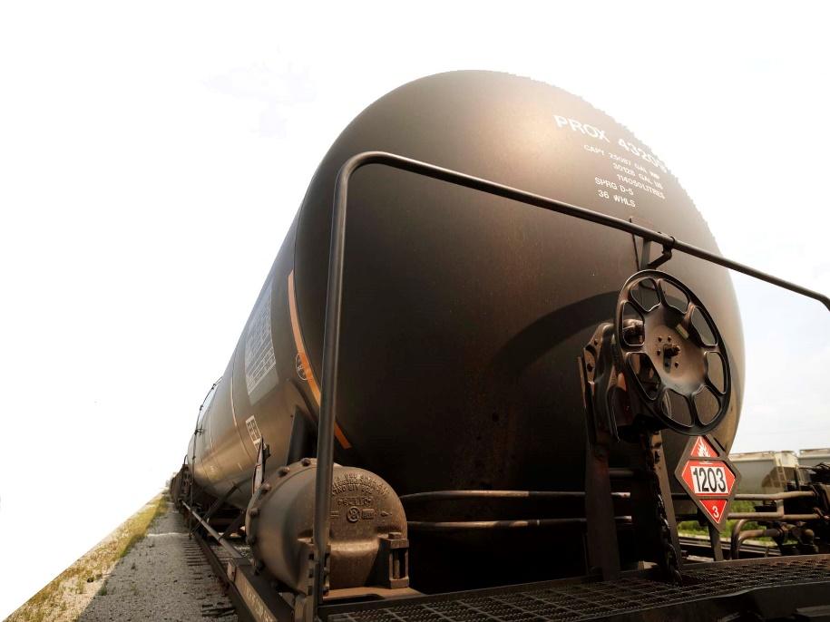 Tank Cars In general, railroads do not own tank cars; the vast majority are owned by leasing companies or rail customers DOT-111 tank cars are non-pressure tank cars used to carry liquids, including