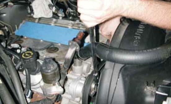 (Make sure that the O-ring gaskets did not stick to the cylinder heads, if