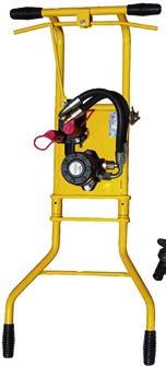 This post puller develops six tons of hydraulic pulling force. With the help of a optional, separate hand lever you boost the pulling force by an extra four tons.
