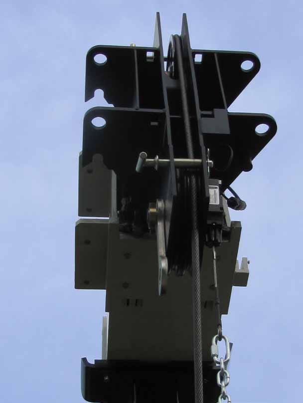 Features National Crane Series 5E2 16,3 t (18 USt) maximum capacity 36,9 m (121 ft) maximum vertical reach 24,7 m (81 ft) maximum vertical hydraulic reach Outriggers The