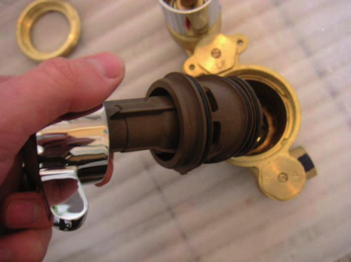 If you are cleaning or replacing the cartridge remember the position of the locating lug for replacing back into the location cavity. 5.
