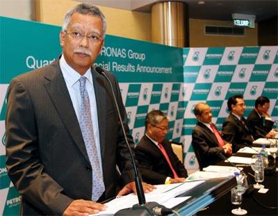 Transparency - beyond requirement President & Group Chief Executive Officer Tan Sri Datuk Shamsul Azhar Abbas and other Petronas officials at the press
