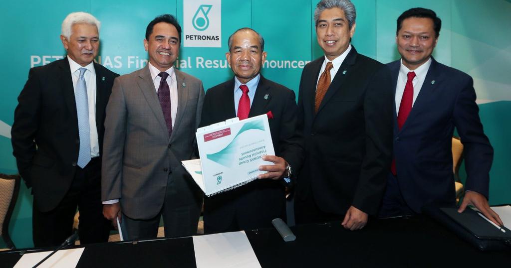 Continuous Transparency August 25, 2017 From left) Petronas Executive Vice President and Group CFO Datuk George Ratilal, Petronas President and Group CEO Datuk Wan Zulkiflee Wan Ariffin, Petronas