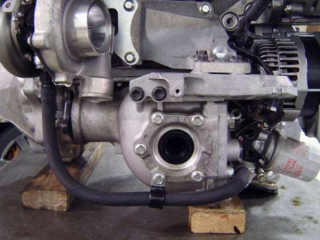 17. Install the oil return line as shown below, it is held in place by the supplied coated tube clamp mounted to the differential flange bolt.