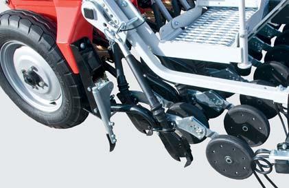 The three-point linkage mounting with rugged mounting lugs and two top linkage positions enables rapid attachment to the tractor.
