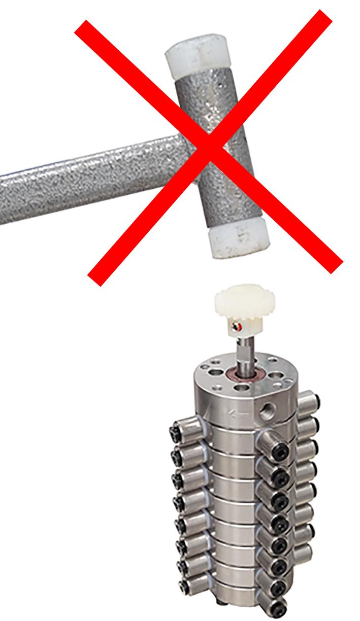 Both may cause a pump failure. Before pushing the hoses into the joint, they must have been cut neat and straight and must not be squeezed.