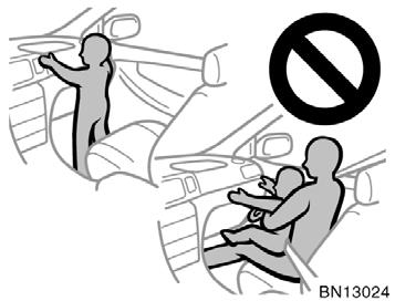 Do not allow a child to stand up or to kneel on the front passenger seat, since the front airbag inflates with considerable speed and force.