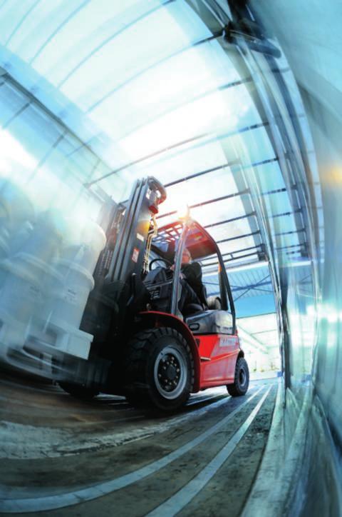 under the floor to increase space OPTIMAL VISIBILITY // The forklift is easy and safe to
