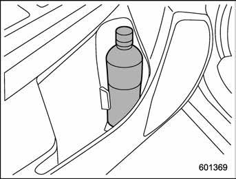 . When a cup in the rear passenger s cup holder contains a beverage, do not fold down the rear seatback.