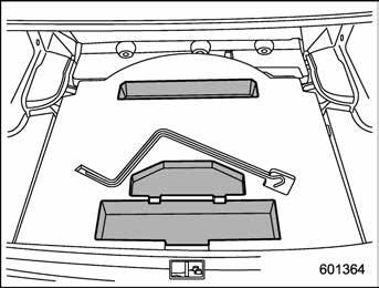 The cargo area is equipped with four tiedown hooks so that cargo can be secured with a cargo net or ropes. When using the front tie-down hooks, turn them down out of the storing recesses.