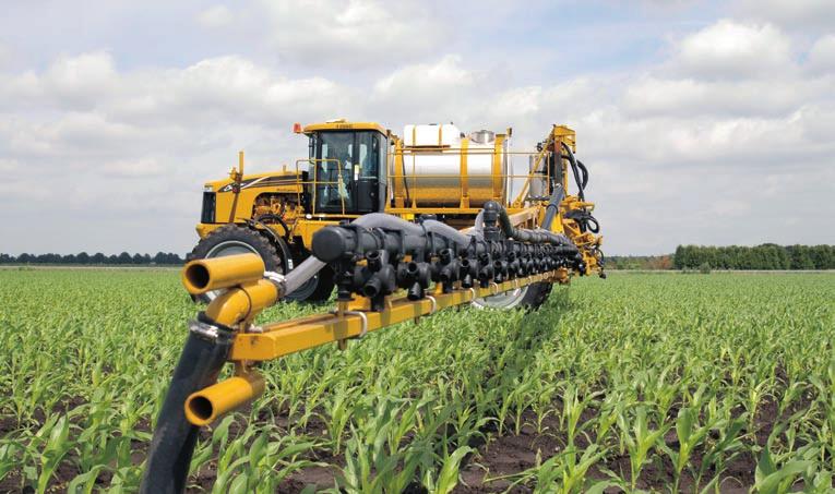 Wide versatility Rogator 1084C/1286C Spray tank RoGator sprayers are equipped with a durable stainless steel spray tank. The tank of the 1084C is 4088 litre and the tank of the 1286C is 4770 litre.