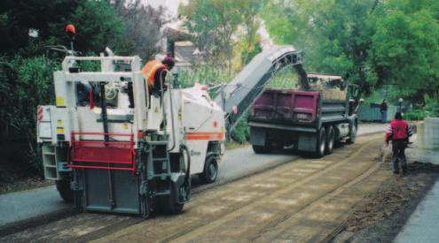 of the entire machine. The machines impressive manoeuvrability is another advantage, particularly when working on urban sites. An inner turning radius of just 1.