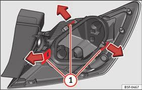 112 Luggage compartment: location of the bolt securing the tail light unit. Remove the rear light unit from side panel. Check which of the bulbs is defective. Open the rear lid.