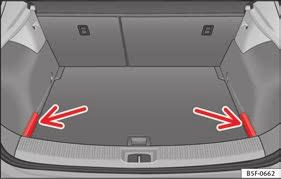 Transport and practical equipment The rear shelf can be stored under the luggage compartment variable floor when the latter is in the top position (except for vehicles equipped with natural gas