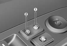 Če je pametni ključ v vozilu in so odprta katera koli vrata, se vrata kljub pritisku na prednji del (1) stikala za  OSL040009E Upravljanje ključavnic vrat iz notranjosti vozila S