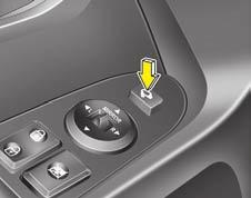 Značilnosti vašega vozila POZOR Če imate električni tip zunanjega vzvratnega ogledala ga ne zlagajte ročno. To lahko povzroči okvaro motorja.