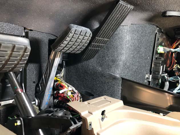 For Western Star vehicles there is only one cover for the column and throttle pedal, which was removed in the previous step.