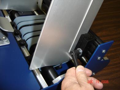 Locking lever Guides can be raised to slide over belts STEP 1. Loosen each paper guide locking lever and slide the paper guides outward toward the edges of the feeder.