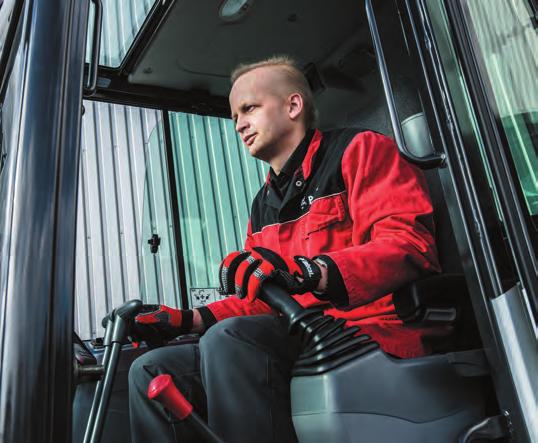 Standard on the E85 excavator, the super deluxe seat, offers