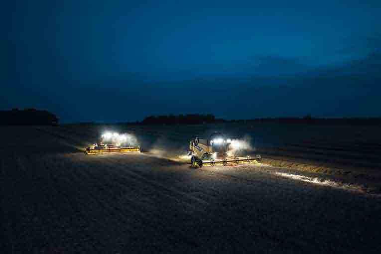 positioned in the centre of the roof, to enable operators to identify individual rows when harvesting at night Rear lamps