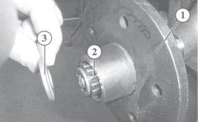 Take off the hub cap (1) and bearing cap Remove the split pin from the castellated nut If only the end play is to be adjusted, tighten the castellated nut to 50 Nm