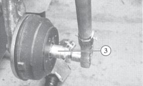 Tighten the new flange nut to a torque of 280-300 Nm (3) Do not re-use self-locking nuts. Use new nuts.