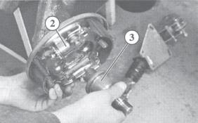 Unscrew the nut or socket head screw Where the stub axle is secured with a collar nut: Unscrew the nut, preventing the stub axle from turning using a shortened Allen key (see AL-KO list of tools) On