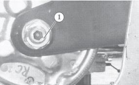 4 Installing the stub axle When re-fitting the stub axle, the position of the stub axle indicated by the mark (1) must be kept exactly the same, as otherwise the toe-in will have to be re-adjusted.