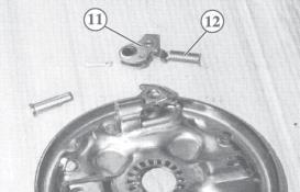 Take out the pivot bolt (9) of the automatic reverse lever towards the inside On the 1636 G wheel brake, the